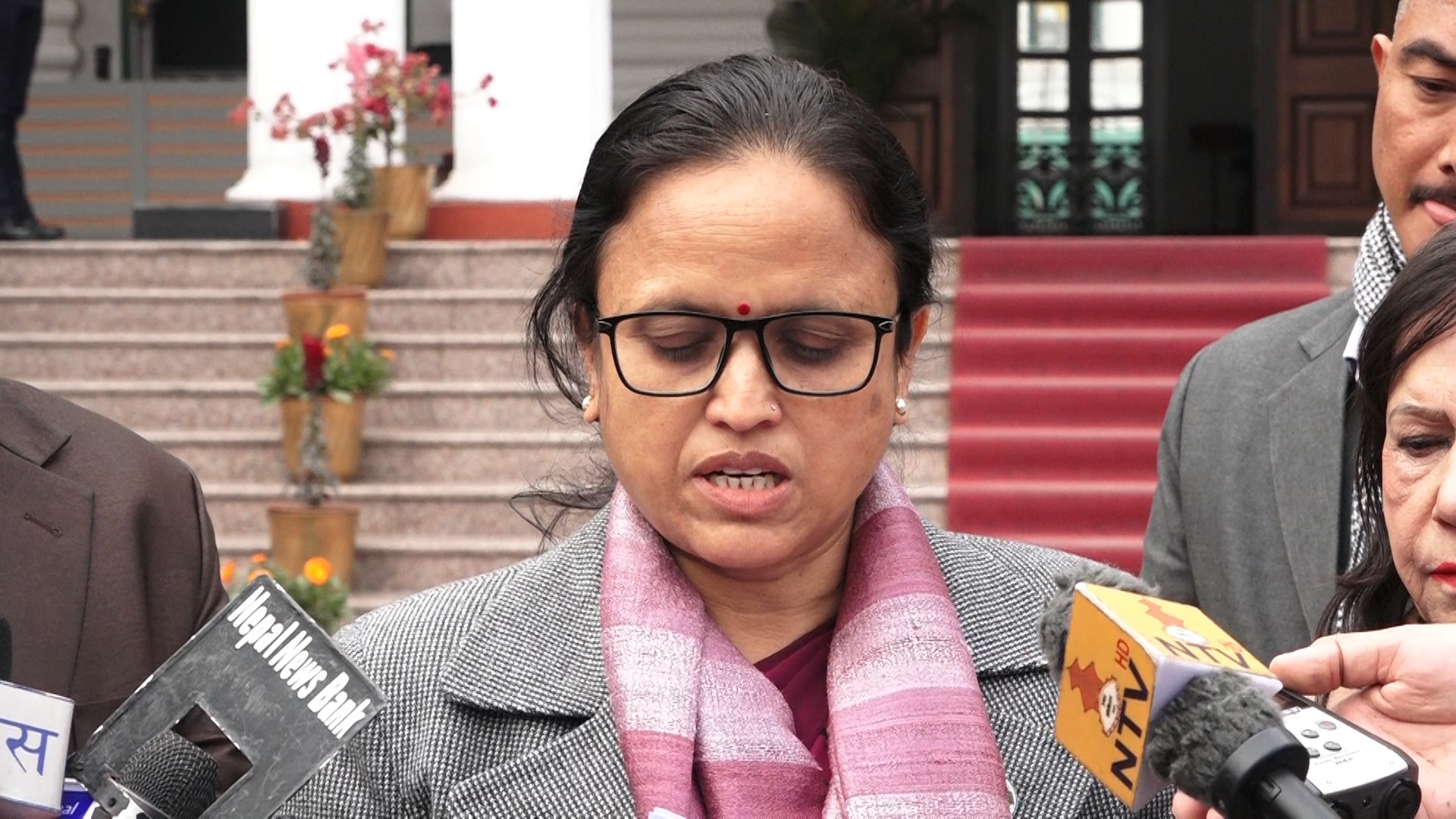 यात्रा अनुमति प्राप्त नगरेका हातहतियार घर बाहिर लैजान प्रतिबन्ध