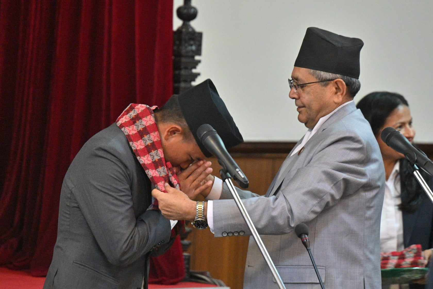सुहाङ नेम्वाङले लिए प्रतिनिधिसभा सदस्यको शपथ